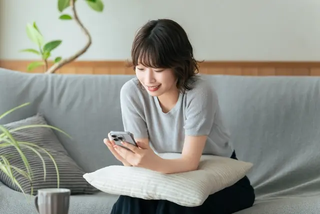 お問い合わせをする女性